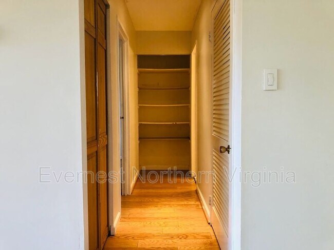 Building Photo - 9710 Kingsbridge Dr