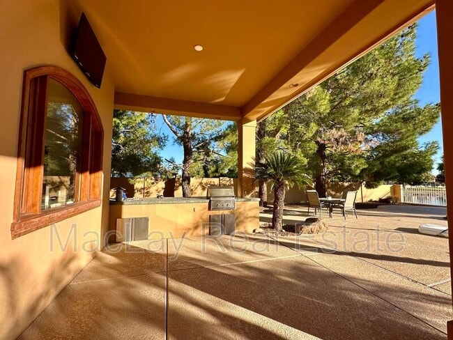 Building Photo - 5711 W Linda Ln