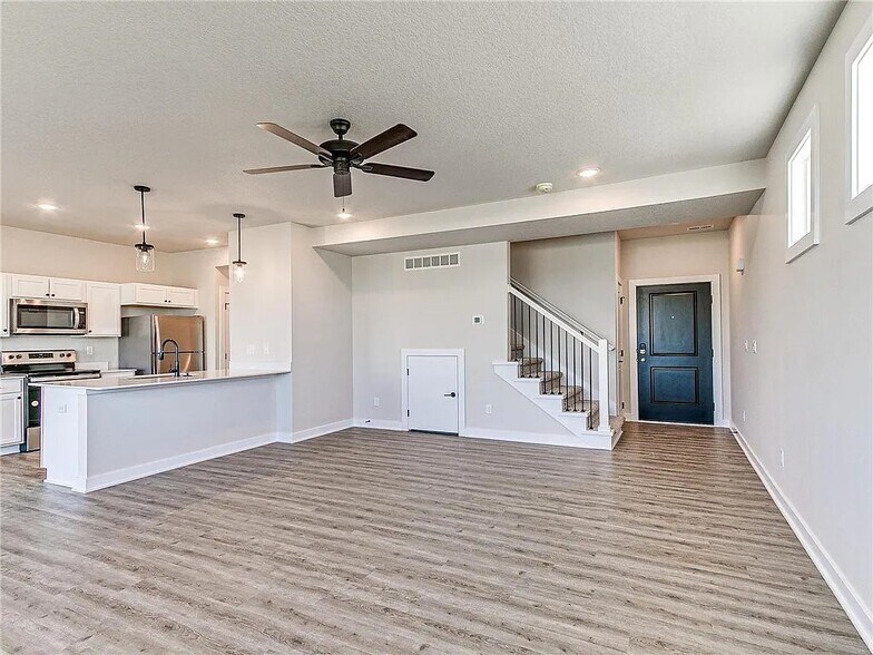 Building Photo - 6935 Bluebell Ct