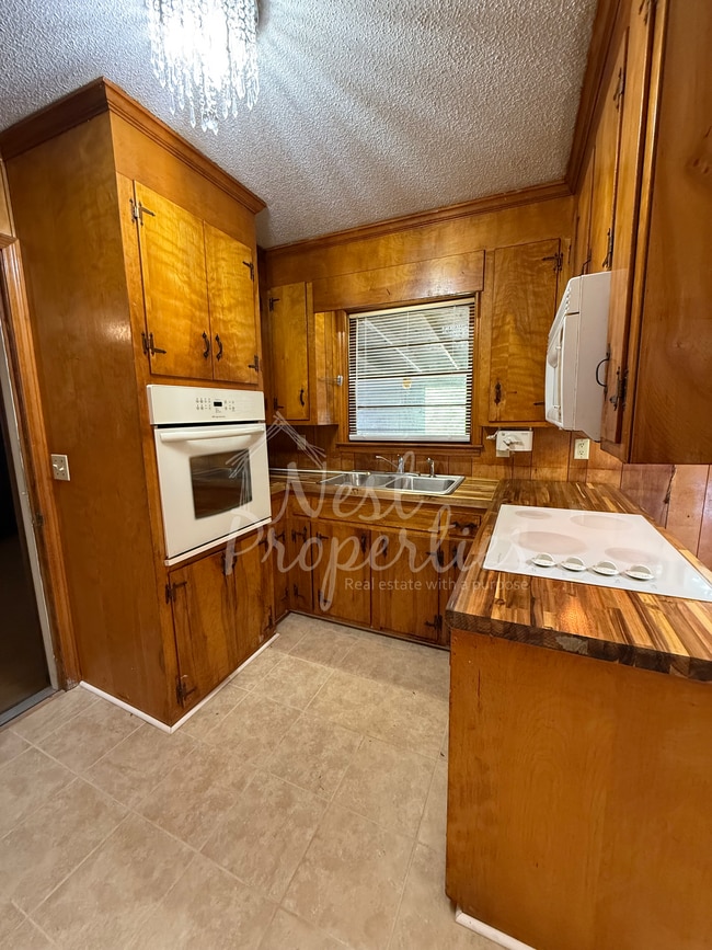 Building Photo - 3901 Pine Cone Dr