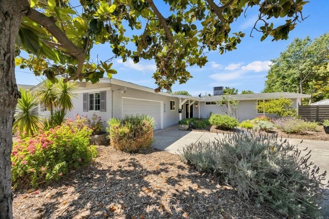 Building Photo - 4330 Baywood Way