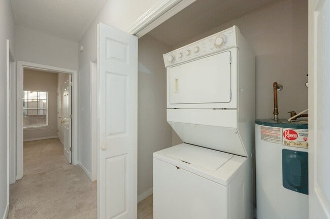 Building Photo - First Floor Oaks Unit!