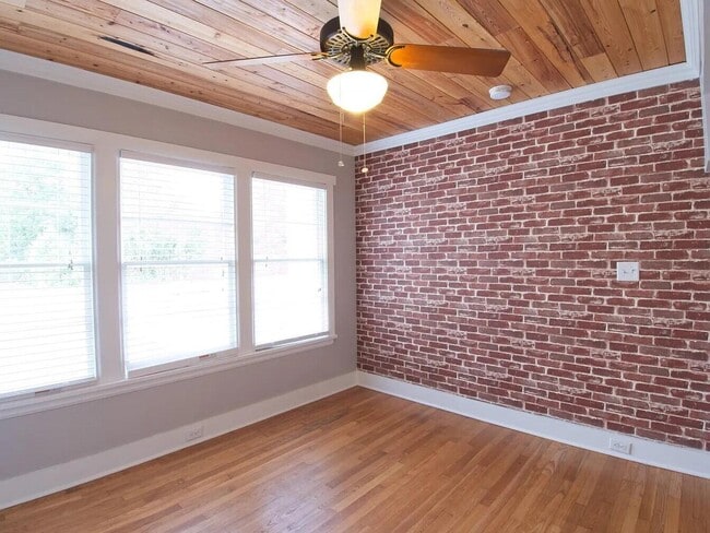 Building Photo - 821 Brett St S