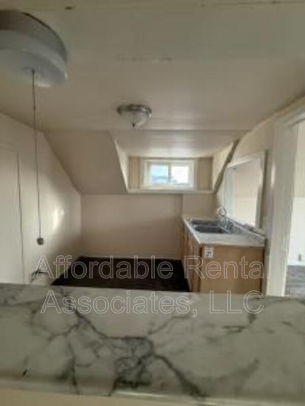 Building Photo - 827 W Maple St