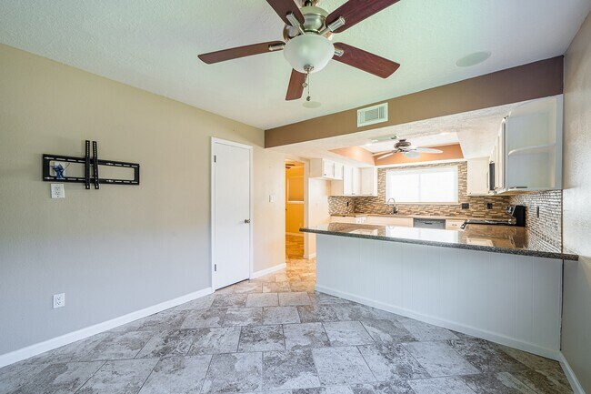 Building Photo - 10422 Gulfstream Ln