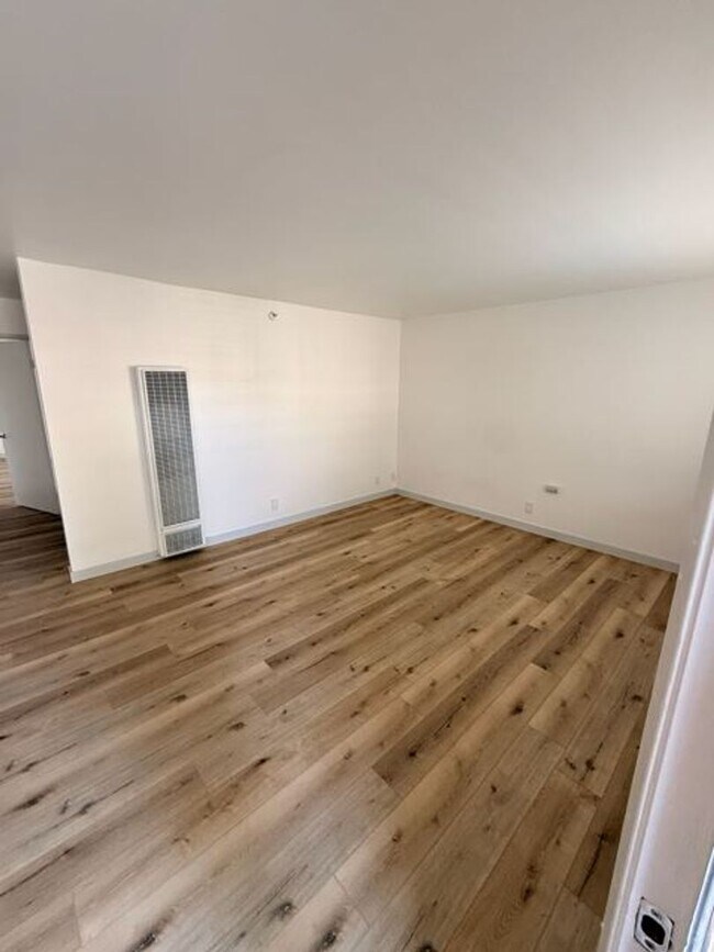 Interior Photo - 14428 Cerise Avenue