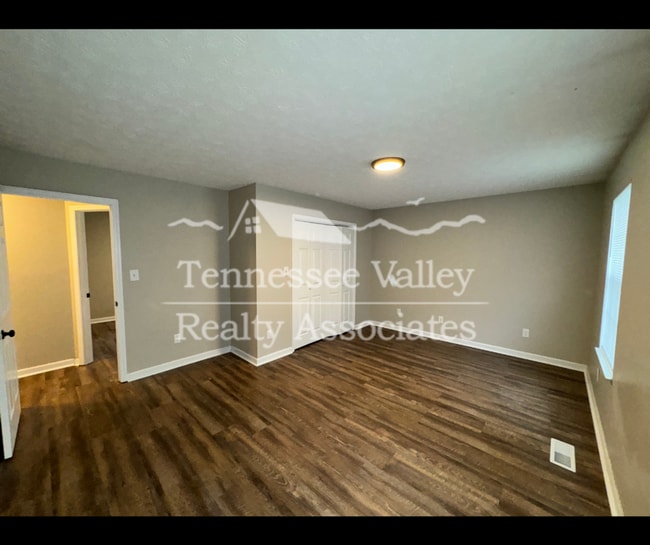 Building Photo - NEW PRICE! MOVE IN READY! Delightful 2 bed...