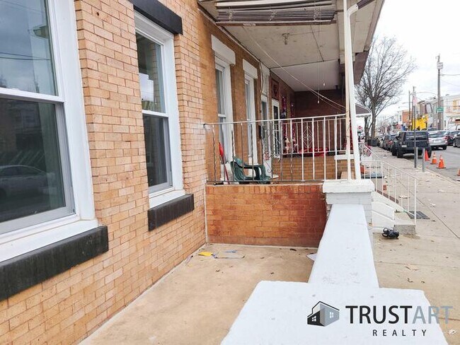 Building Photo - 2 Bedroom house with basement/backyard.
