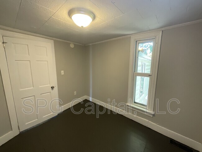Building Photo - 437 E King St