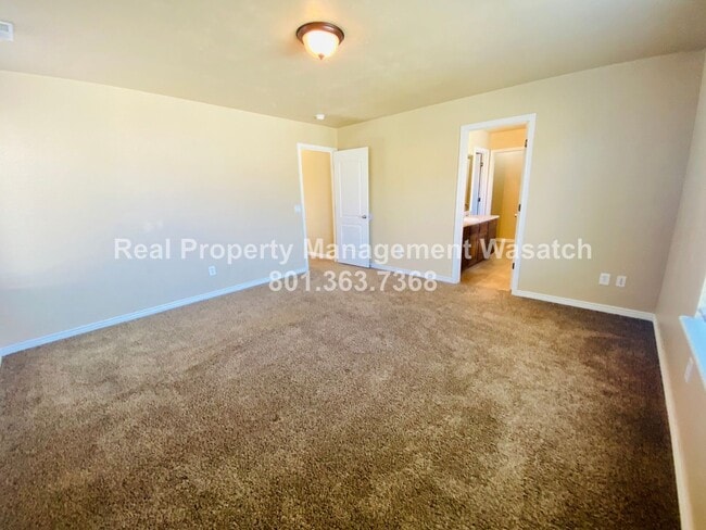 Building Photo - 5 Bedroom 3 Bathroom Riverton Home!