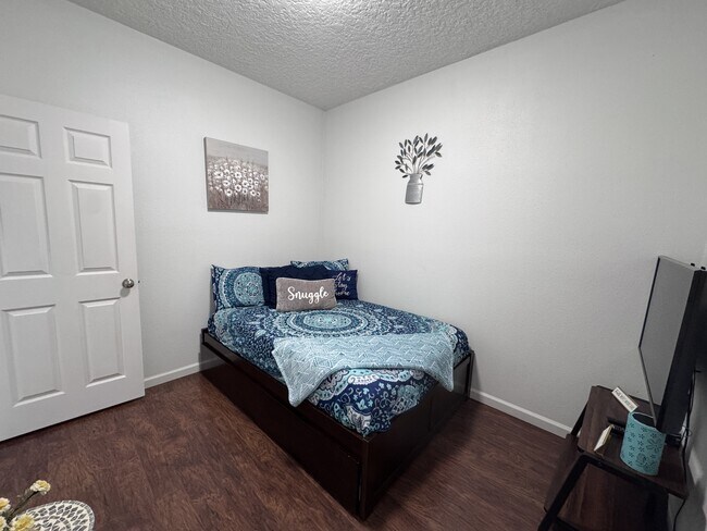 Building Photo - 1100 Century Oaks Dr