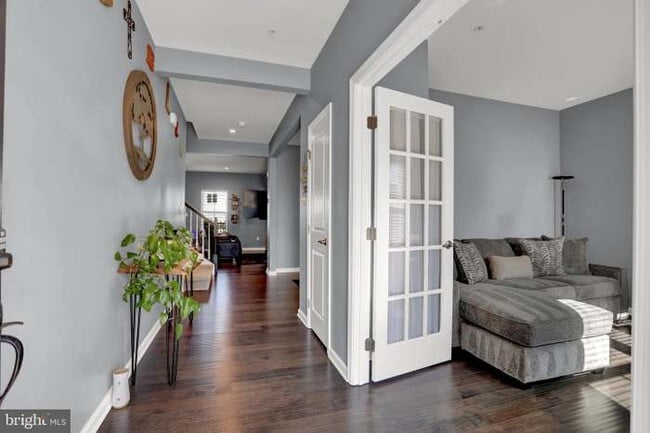 Building Photo - 1704 Scenic Manor Dr