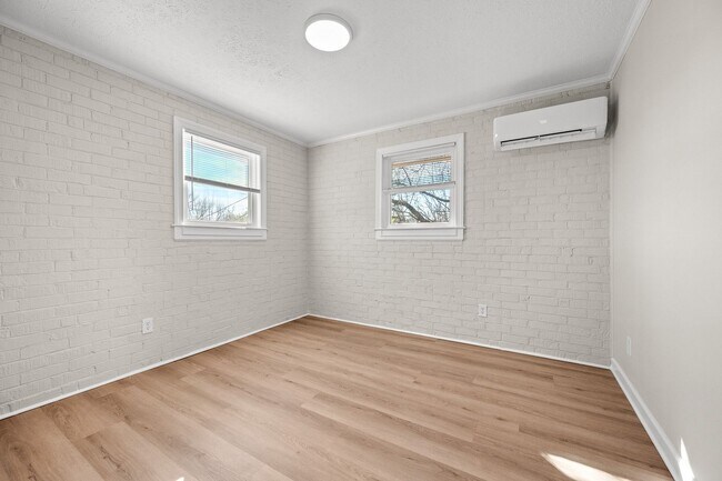 Building Photo - 5009 Oxford St