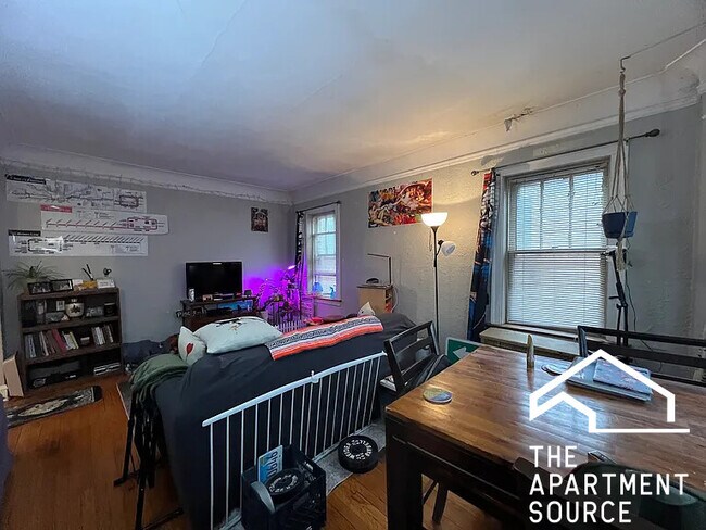 Building Photo - 2421 W Lunt Ave