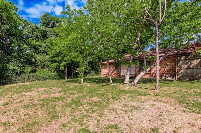 Building Photo - 610 Normal Park Dr