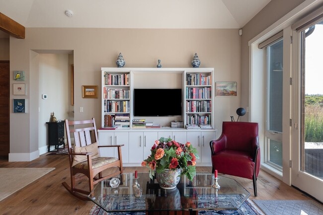Building Photo - Tetherow!! Amazing Townhome that is fully ...