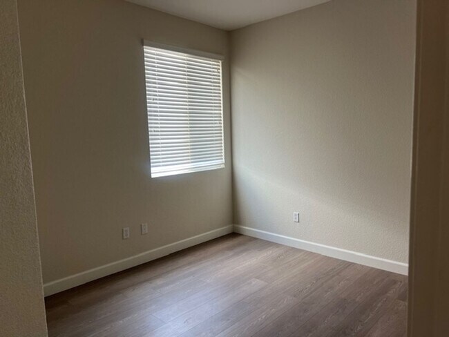 Building Photo - Single-Story 4 Bedroom House for Rent – Elk Grove