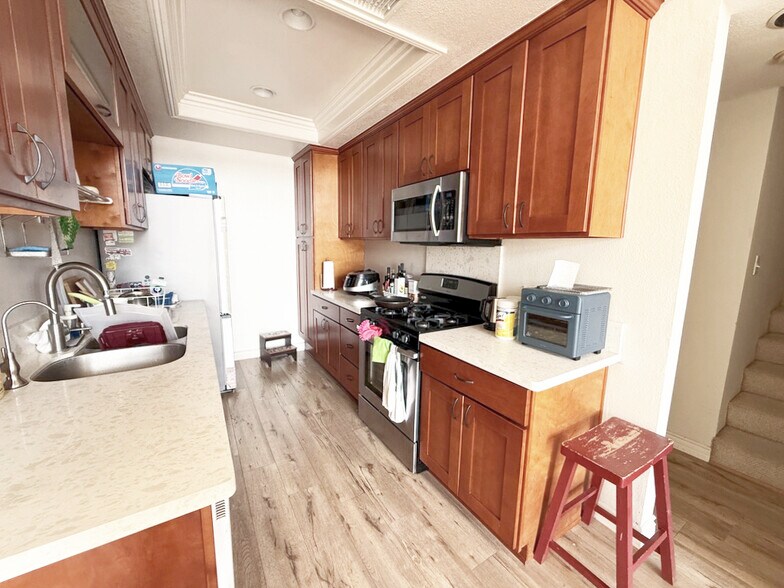 Building Photo - 5051 Rosewood Ave