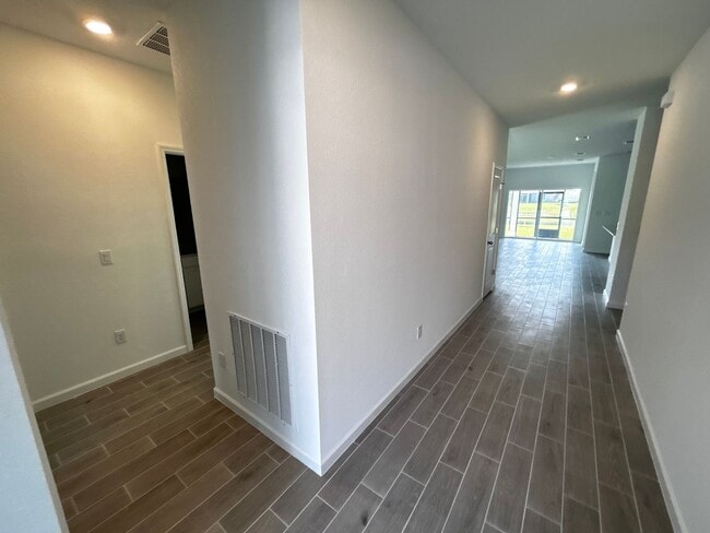 Building Photo - Brand New Pristine 4/3 minutes from River ...