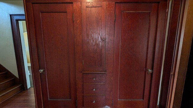 Building Photo - Charming 3 Bedroom House in Downtown