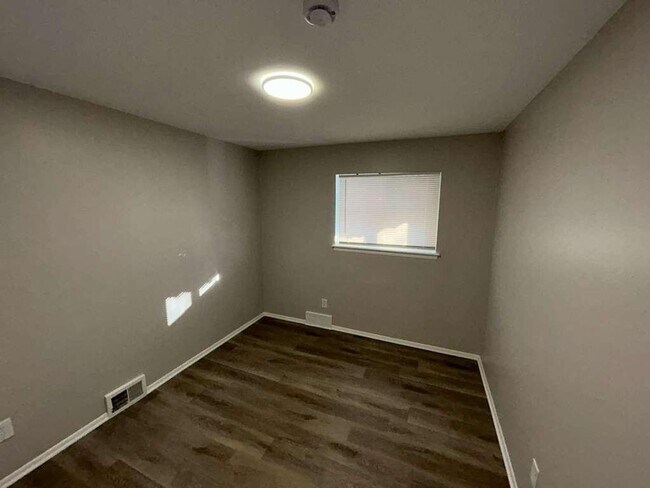 Building Photo - Colonial Ready For You