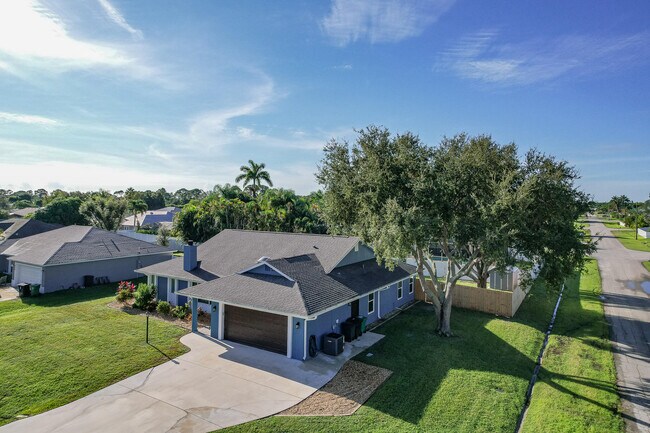 Building Photo - 842 SE Streamlet Ave