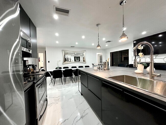 Building Photo - 5700 Saddlebrook Way