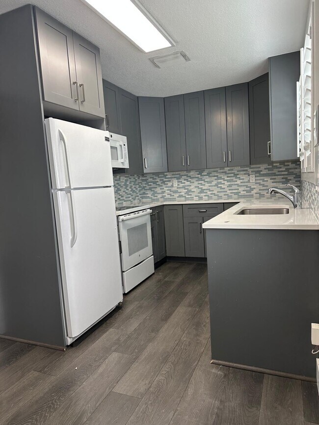 Building Photo - 2940 Cherokee Rd