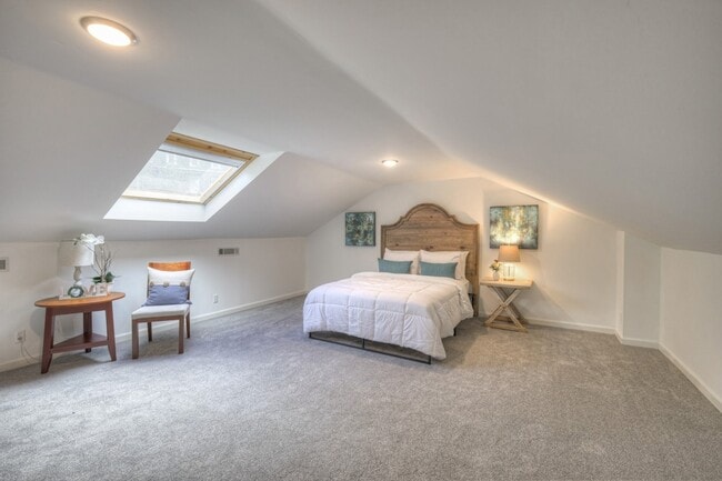 Building Photo - 204 Hogan Ln