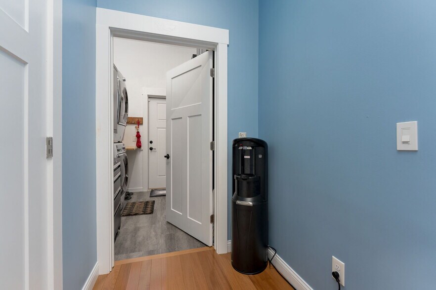 Building Photo - 211 Lewis Dr