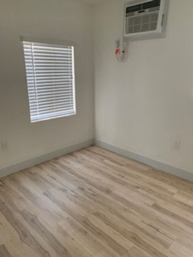 Building Photo - Newly Remodeled 2 Bedroom unit located on ...