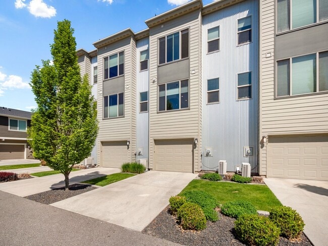 Building Photo - 2423 W Bridge Ave