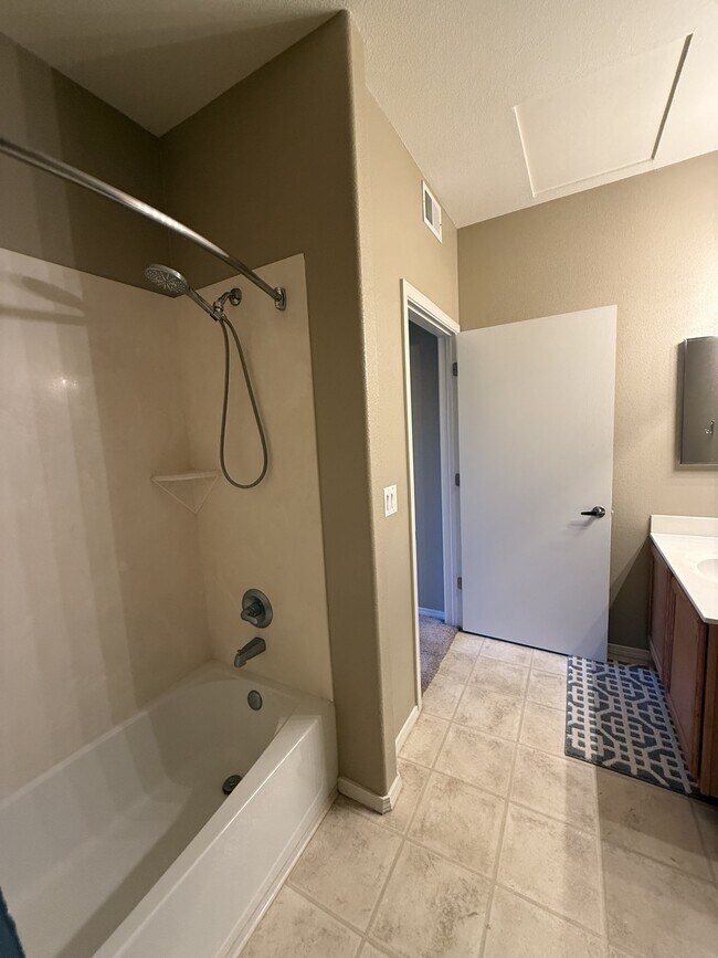 Building Photo - 6800 Vista Del Norte Dr NE
