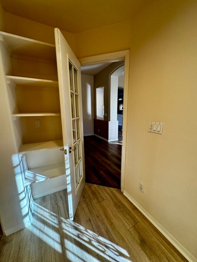 Building Photo - FOR RENT