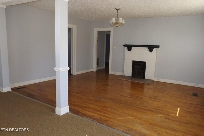 Building Photo - 301 Russell Rd