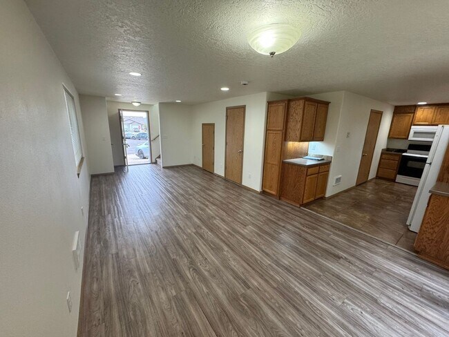 Building Photo - 337-339 Tracy Court Monmouth, OR 97361