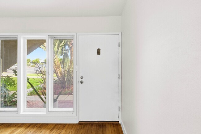 Building Photo - 2BR Coastal La Jolla Apartment | Steps to Windansea Beach