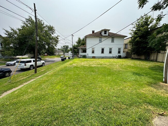 Building Photo - 715 1/2-570-572 E Main St