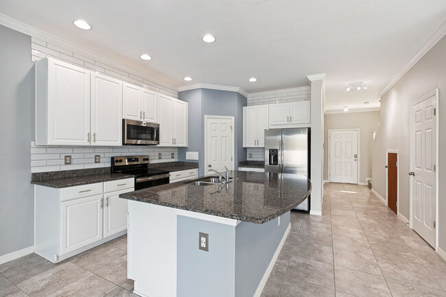 Building Photo - 7055 Summer Holly Pl