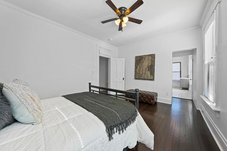 Building Photo - 854 Summit St