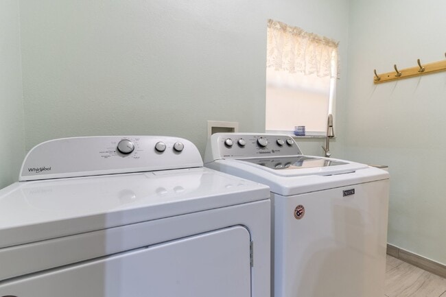 Building Photo - Beautiful 4/2 home Located on a tree lined street in the gate of country club community of the Hu...