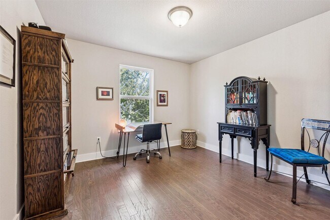 Building Photo - Modern 3-Bed, 2.5-Bath Home with Fenced Ya...