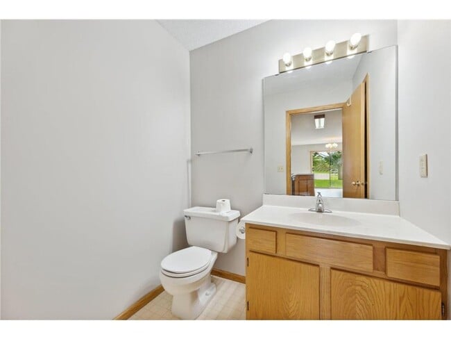 Building Photo - 2 Bed + Loft End Unit Townhome- Available 6/1