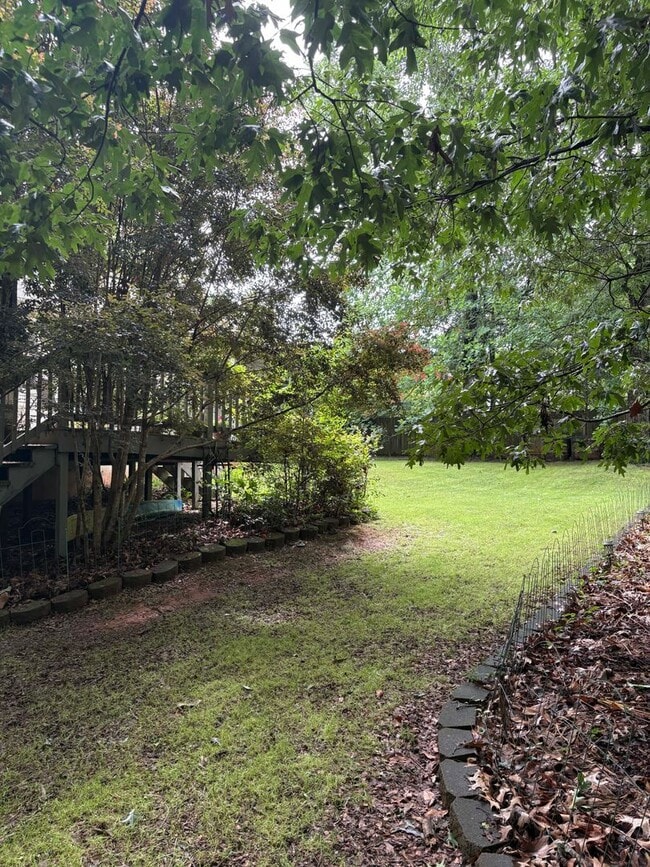 Building Photo - Large, private home in Rivercliff