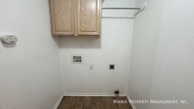 Building Photo - 525 N Iola Ave