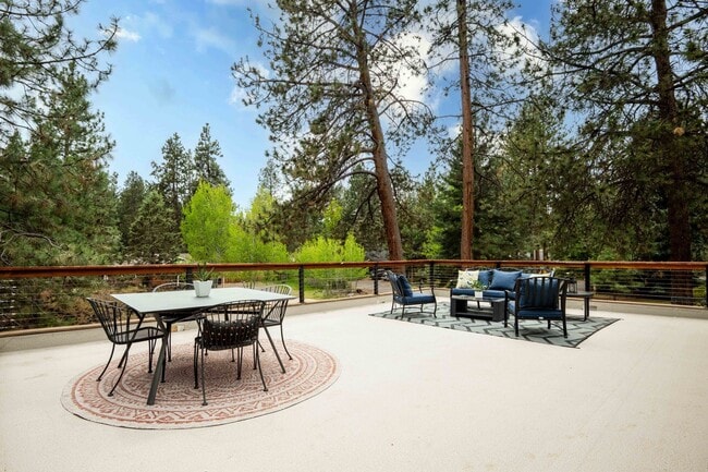 Building Photo - SW Bend Reverse-Living Home on .36 Acres | 5 Bedrooms | 3 Bathrooms