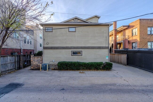 Building Photo - Luxurious townhouse on Cherry St!