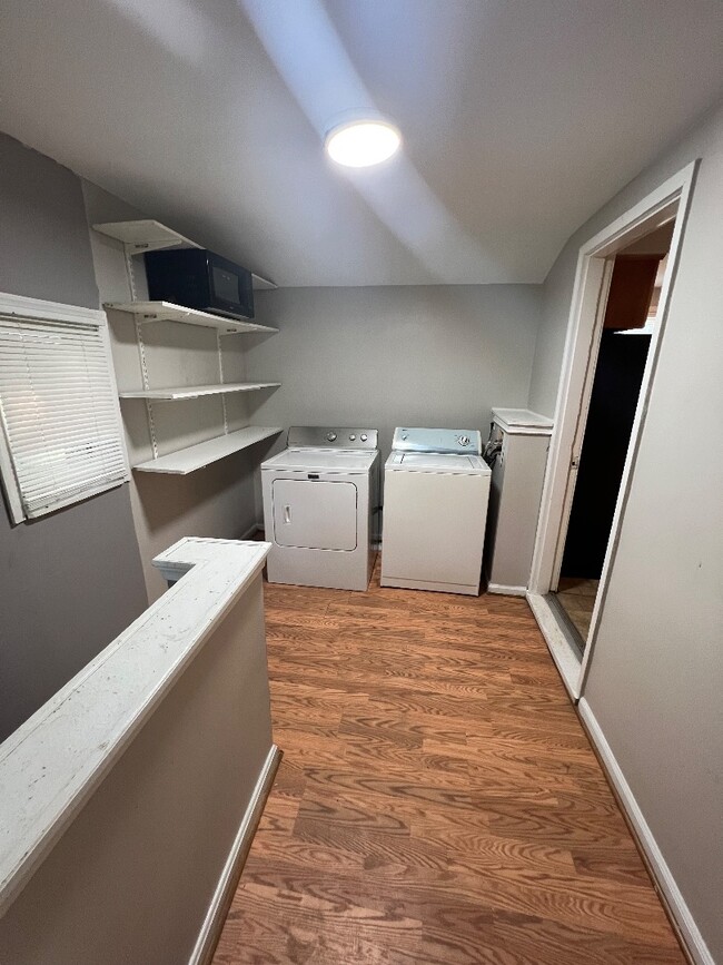 Building Photo - 920 Homberg Ave