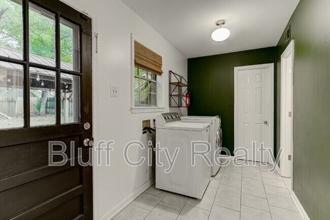 Building Photo - 6878 Kingham Cove
