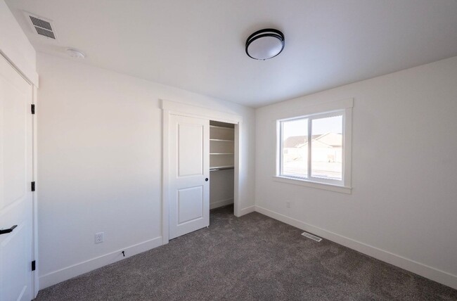 Building Photo - 505 Jeanine Dr